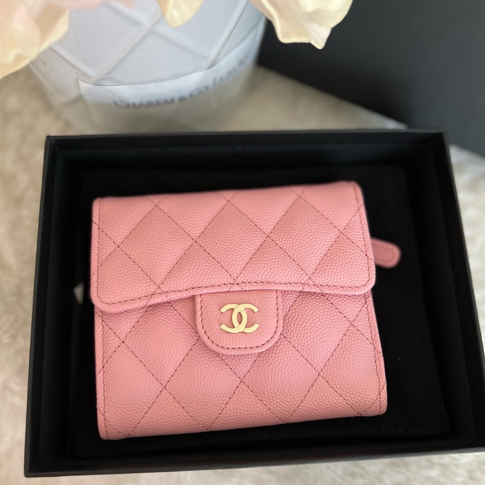 -Brand New 💗SO PRETTY! 22C Chanel Tri-fold Small Pink Caviar Flap Zippy Wallet
